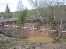 В Луньевке образовался провал почвы