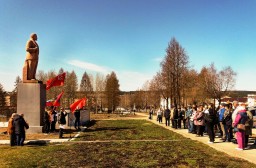 Александровцы возложили цветы к памятнику Ленину