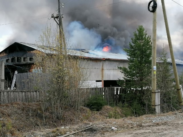 В Яйве три часа полыхала крыша здания