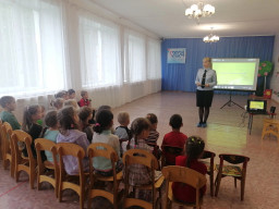 ​Полицейские проводят занятия по безопасному поведению на дороге в детских садах