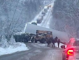 На трассе в Кизеле фура полностью перегородила трассу