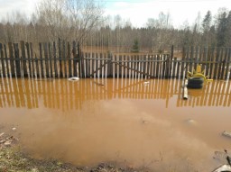 В поселке Яйва затопило дворы частных домов